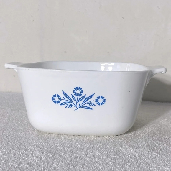 Vintage Corningware Blue Cornflower 7 Cup Casserole Dish - Picture 2 of 14